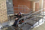 Инвалид-колясочник добился установки пандуса вместо опасного подъемника в многоэтажке Костаная