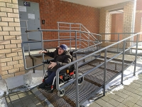 Инвалид-колясочник добился установки пандуса вместо опасного подъемника в многоэтажке Костаная